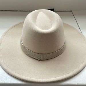 NWOT: Never Worn cream beige felt hat with leather “snakeskin” detail
